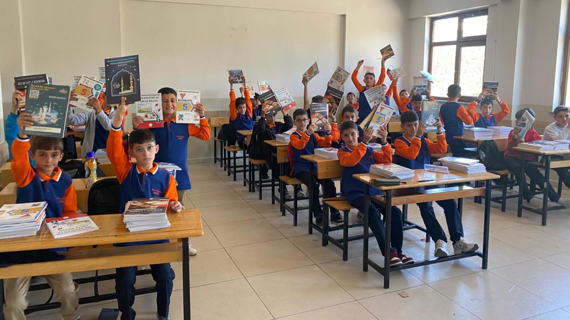 Kitaplarımız öğrencilerimize teslim edildi...